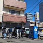 ゴールデンタイガー - 店鋪と行列の様子。