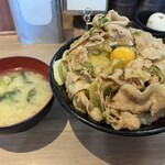 伝説のすた丼屋 狭山店 - すた丼　肉飯増し　玉子が小さい肉が少ない