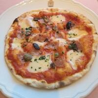 La Terrazza SABATINI - ミラノサラミ、オリーブ、モッツァレラのトマトソースピザ