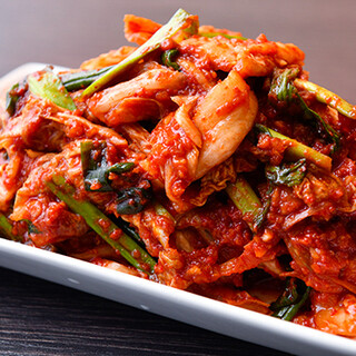 Perfect as an appetizer for alcohol ◎ Spicy homemade kimchi is also very popular