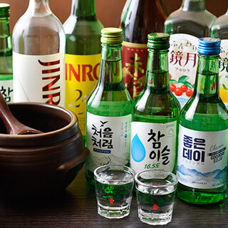 There are plenty of drinks that go well with the food, such as Korean soju and raw makgeolli.