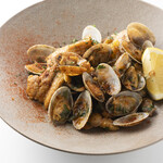 Steamed clams and pork belly in white wine