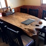 Ikkou - テーブル席❣高そうな木材を使用した不思議な形のテーブル♪