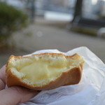 びっくり堂 - あっさりクリームと薄いふっくら皮が絶品