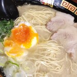 一蘭 - ラーメン、半熟塩ゆで卵投入済