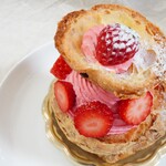 PATISSERIE Salut - 【2024.02】贅沢パイシュー・いちごクリーム(税抜580円)