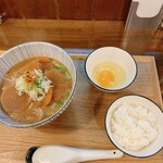 クラム＆ボニート 貝節麺ライク - モツ味噌煮込みらぁめん 1,500円、昼のコシヒカリ 50円、生玉子 50円（いずれも税込）