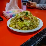 中華屋 櫂ちゃん - やきそば醤油味900円、野菜炒めの中に紛れ込んだ麺
            そんな感じの料理でした。
            味付けは醤油と出汁の旨みが感じられて
            焼きうどんっぽい美味しさでした。