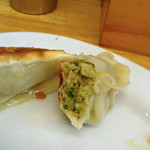 タンメンしゃきしゃき - タンメンしゃきしゃき新橋店（餃子の切り口）