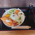 喫茶 小次郎 - 料理写真:●ワンプレートランチ　1,000円
（ドリンク、アイスクリーム付き）

を注文してみた

生春巻きとかスパニッシュオムレツは
毎日付いてくるらしく
揚げ物の部分が日替わりとなるらしい❔