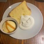 珈琲専門店 三十間 - シフォンケーキ（黒蜜かけバニラアイスクリーム付き）