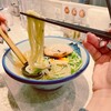 AFURI - 僕は、麺を一口すすった。
                麺は、細くて角のあるタイプだった。
                全粒粉の香りがして、喉越しも良かった。
                麺とスープが、よく絡んでいた。