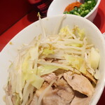 ラーメン二郎 - 汁なし半分＋ニンニク少し＋青ネギ玉子