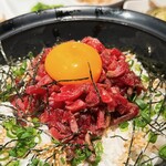 肉バル SHOUTAIAN - 炙りユッケ丼（1680円）