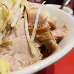 ラーメン二郎 - 豚の厚み