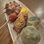 博多串焼き ミカン - 手前からブロッコリー・レタス・トマト・もも・ささみ