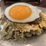 電光石火 - 肉玉焼き（そば）￥935+目玉焼き￥150