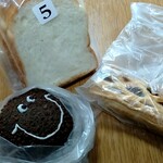 阪急ベーカリー - 料理写真:チョコスマイリー（左下）