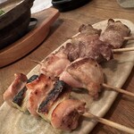 博多串焼き ミカン - 手前からねぎま・そり・ふりそで・えのき巻き