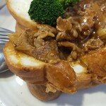 キッチン ブルー グローブ - その上にハッシュドビーフを乗せます