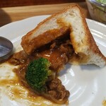 キッチン ブルー グローブ - 残りわずか、最後はパンでソースを食べきります