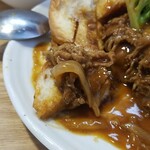 キッチン ブルー グローブ - パンとソースを絡めて