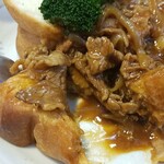 キッチン ブルー グローブ - 更にパンをずらすと、ビーフか流れ出てきます