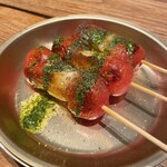 イズミピンチョ - トマト串　バジルソース