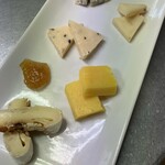 ラ フィオリータ - おまかせチーズの盛合せ　珍しいチーズがいっぱい