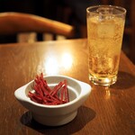 Meat＆Wine 肉酒場サルーテ - ドリンク、お通し　ひと口ビーフジャーキー