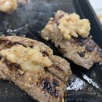 ホルモン千葉 - ニンニク塩を乗せて。