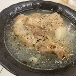 ホルモン千葉 大阪梅田店 - 突き出しの豚すじ肉の煮込み。