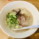 幸心堂 - 13:28着丼、4名掛けテーブルでゆっくり味わう。泡の具合も良好、チャーシューは噛む程に味が出てきてキクラゲのコリコリ食感も良かった。店主は一風堂出身らしい。コチラの焼きめしも是非食べてみたい。