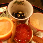 東條 - 黒豆・ひらめ昆布〆・いくら・からすみ・かずのこ・くわい芋