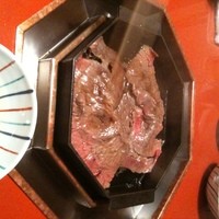 三嶋亭 本店 - 親切な仲居さんが焼いてくれます♪