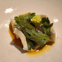 温石 - ⑫蒸し疣鯛(静岡県駿河湾産、サスエ前田魚店)、黄身醤油添え
                    疣鯛に少し火入した程度の蒸し加減、元々軟らかな身の魚の特長をより分かり易く、より甘く仕立てております