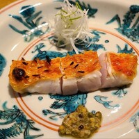 温石 - ⑭炭火焼き金目鯛(静岡県焼津産、サスエ前田魚店)
                      旬真っ只中、鱗はパリッとしつつも軟らかい、また身質も脂がのっているだけでなくフワッとした仕上がり