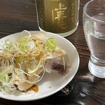 越川鶏肉店 - 蒸し鶏、冷酒とともに。