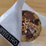LANIGIRO - チャンククッキーのチョコチップ。めっちゃチョコ!　めっちゃナッツ!　美味しいけど1人で2枚食べる品ぢゃなかった(苦笑)　カロリーぜってぇヤバい。