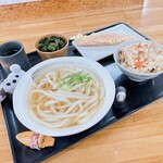 とにかく とに麺 - 炊き込みご飯を
アツアツのに変えてくれる配慮が嬉しい(*ﾟ▽ﾟ*)