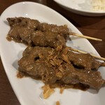 チンタジャワカフェ - 若鶏のサテ、牛肉のサテ