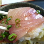 寿司吉 - 脂が乗ってて甘い！最高のブリ丼