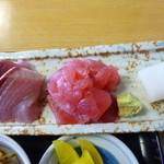 寿司吉 - 副菜はお刺身３点盛り♪新鮮で美味い