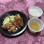 Yokohamashinkougoudouchaushashokudou - 厚切りハムカツと唐揚げ定食スープ付き 650円