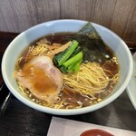 中華 笑月 - 醤油らーめんは、ストレート細麺＋甘みの強い醤油スープ。