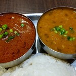 ASIAN DINING Ama - 左：マトンカレー、右：ダルカレー