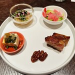 THE CONDER HOUSE - 前菜5種盛合せ
            ピータン豆腐／自家製はちみつ叉焼/金糸くらげの甘酢ソース
            ビーカンナッツの飴炊き／青ザーサイと紅しぐれ大根