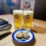 黒毛和牛ホルモン 大衆焼肉しんすけ - ビールとお通し（焼く前）