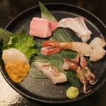 すずのあん - 刺盛　のどクロの炙り　ホタルイカ　ボタンエビ　明石鯛　青森産マグロトロ　北海道産ホタテとウニ