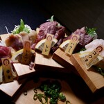 日本の酒と馬の肉 ウマ○ - ウマ〇五点盛り合わせ